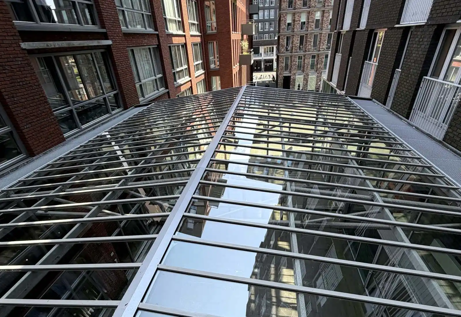 Glazen daklichtstraat gereinigd door SR Allround Service