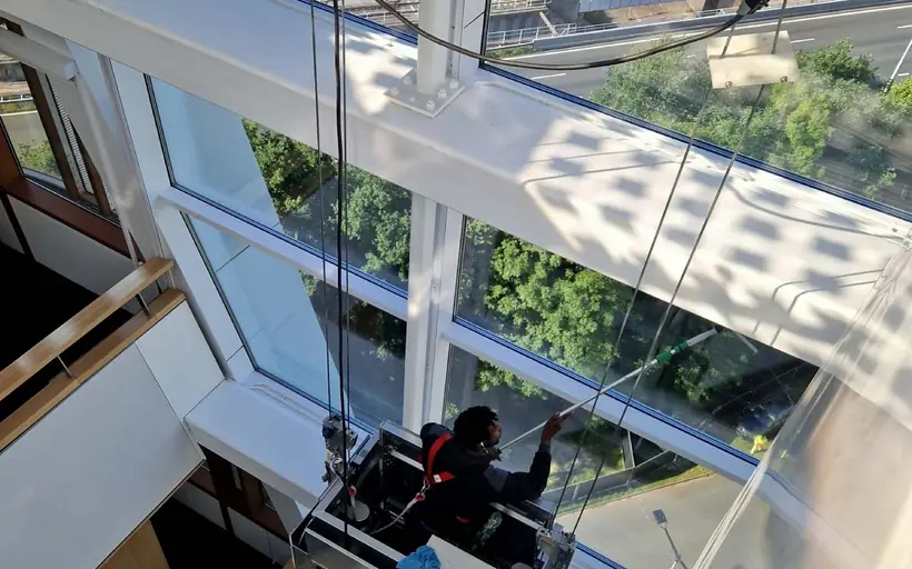 Glasbewassing vanuit een gondel op hoogte